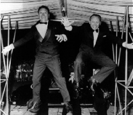 [Wolfgang Neuss und Wolfgang Mller beim Berliner Filmball, 1958 ... schon mal Filmstars so hpfen gesehen? ...]